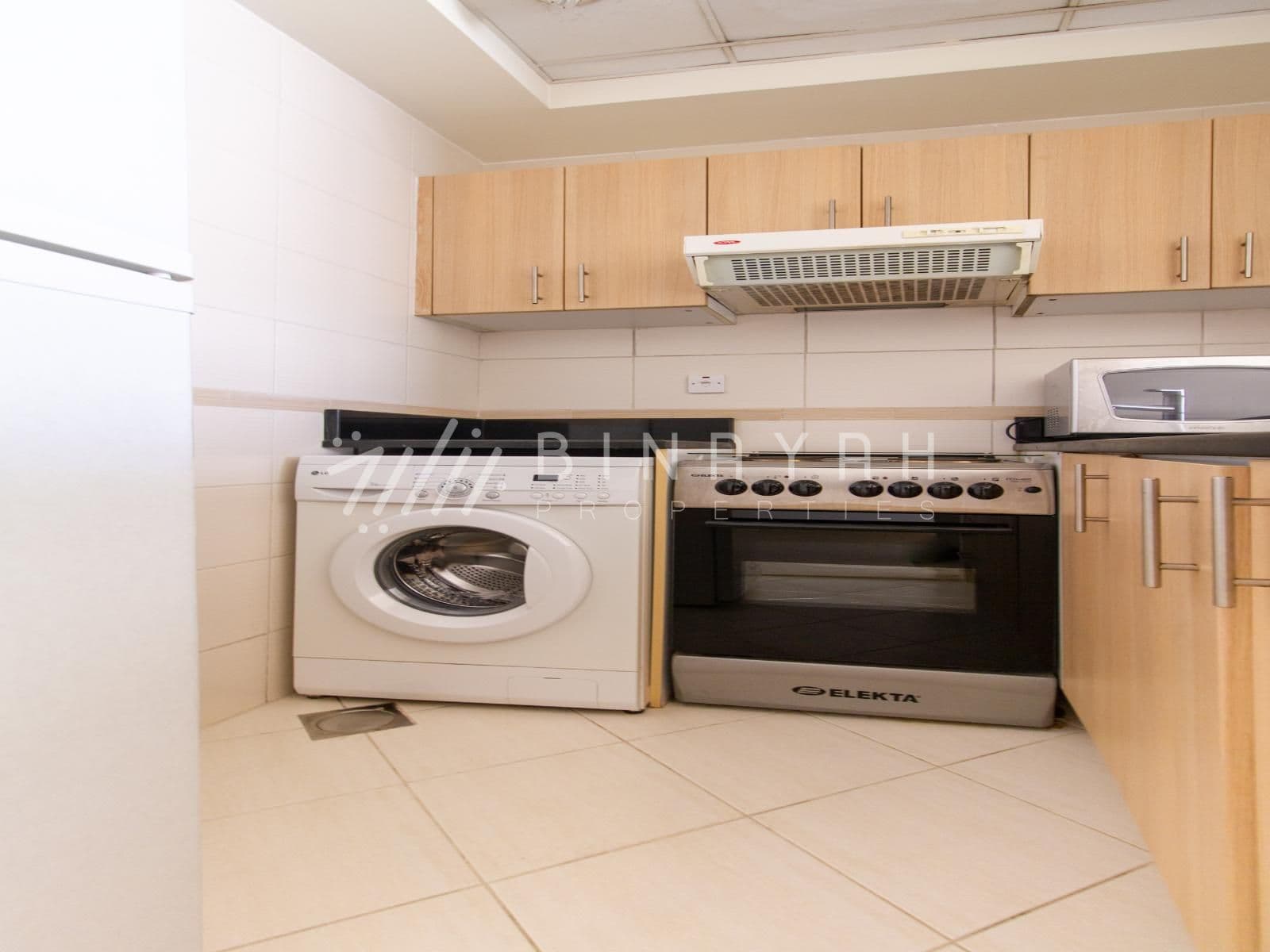 Spacious Fitted Kitchen Lake And City View - 5