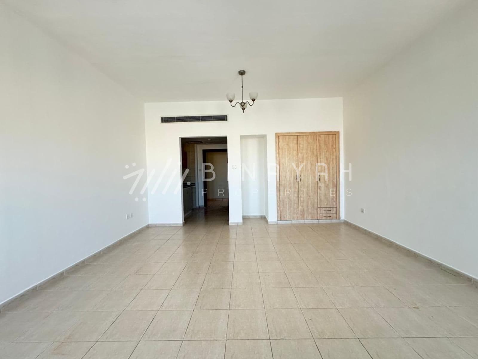 Vacant Close To Bus Stop Free Parking - 5