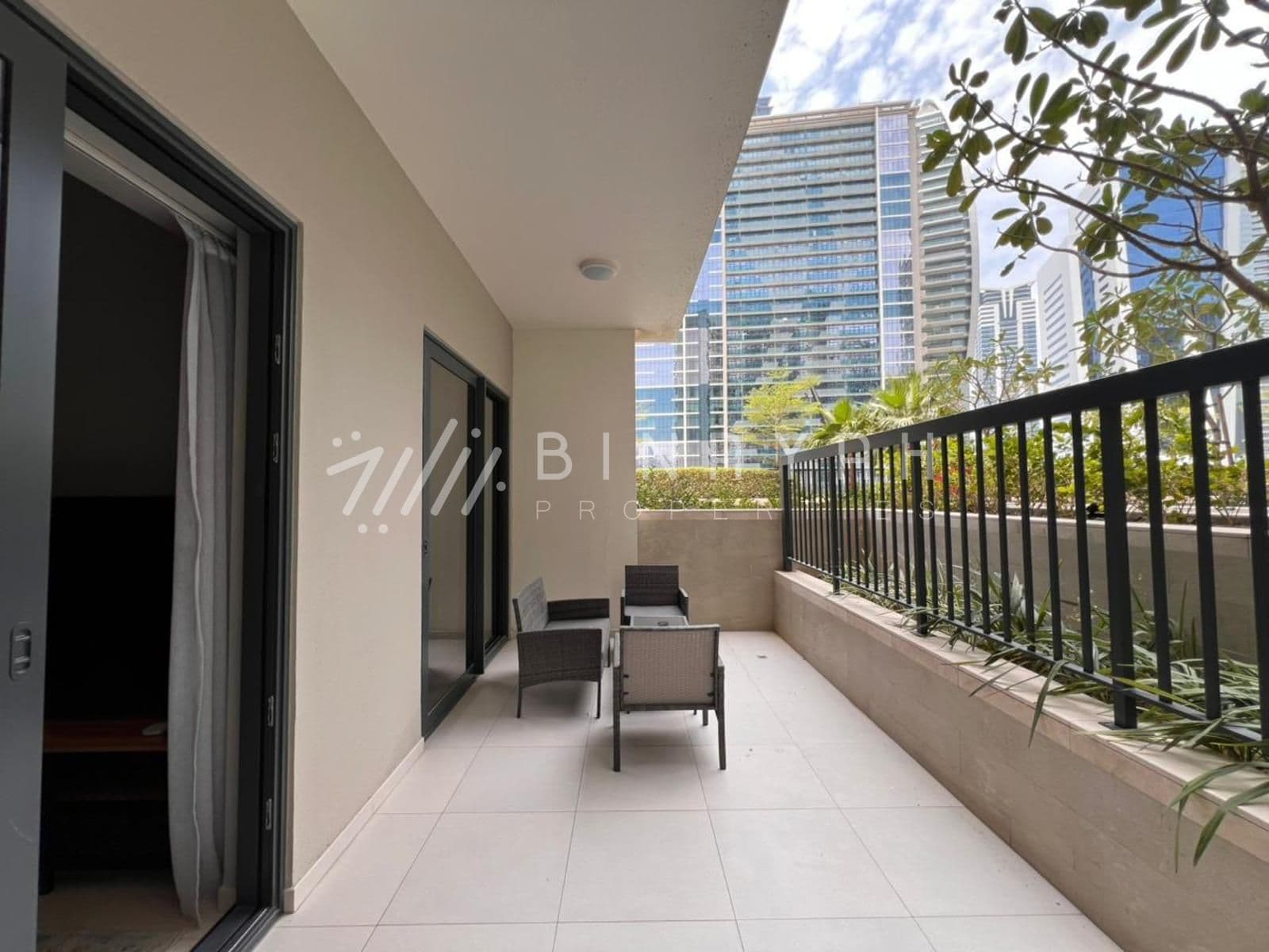 Fully Furnished Near To Metro Pool View