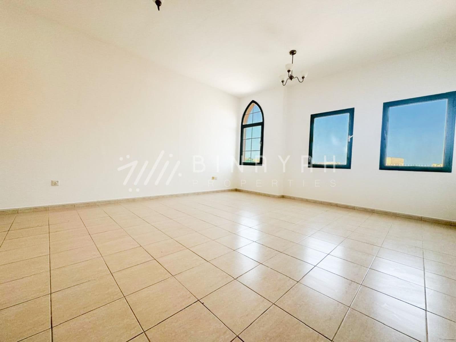 Vacant Close To Bus Stop Free Parking - 6